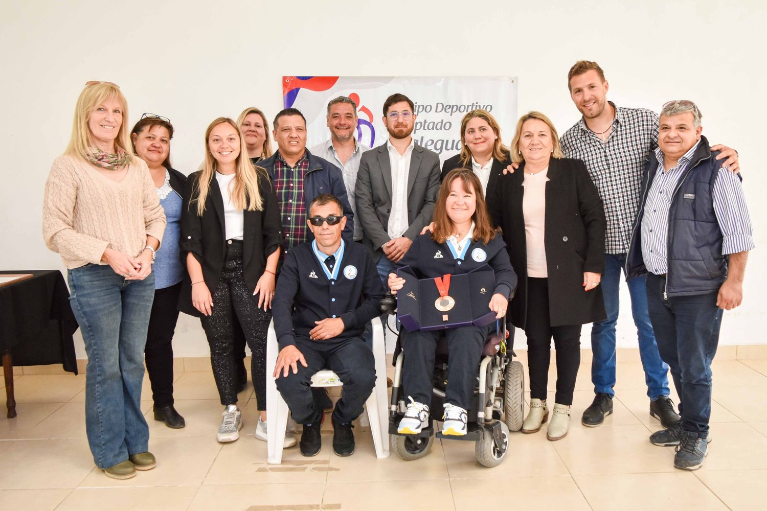 Maximiliano Gómez y Stefanía Ferrando, en la gráfica junto a la intendenta Dorita Bogdan e integrantes del Concejo Deliberante que los reconcieron como ciudadanos ilustres de Gualeguay. También hubo un reconocimiento para Trinidad Cóppola Molina.