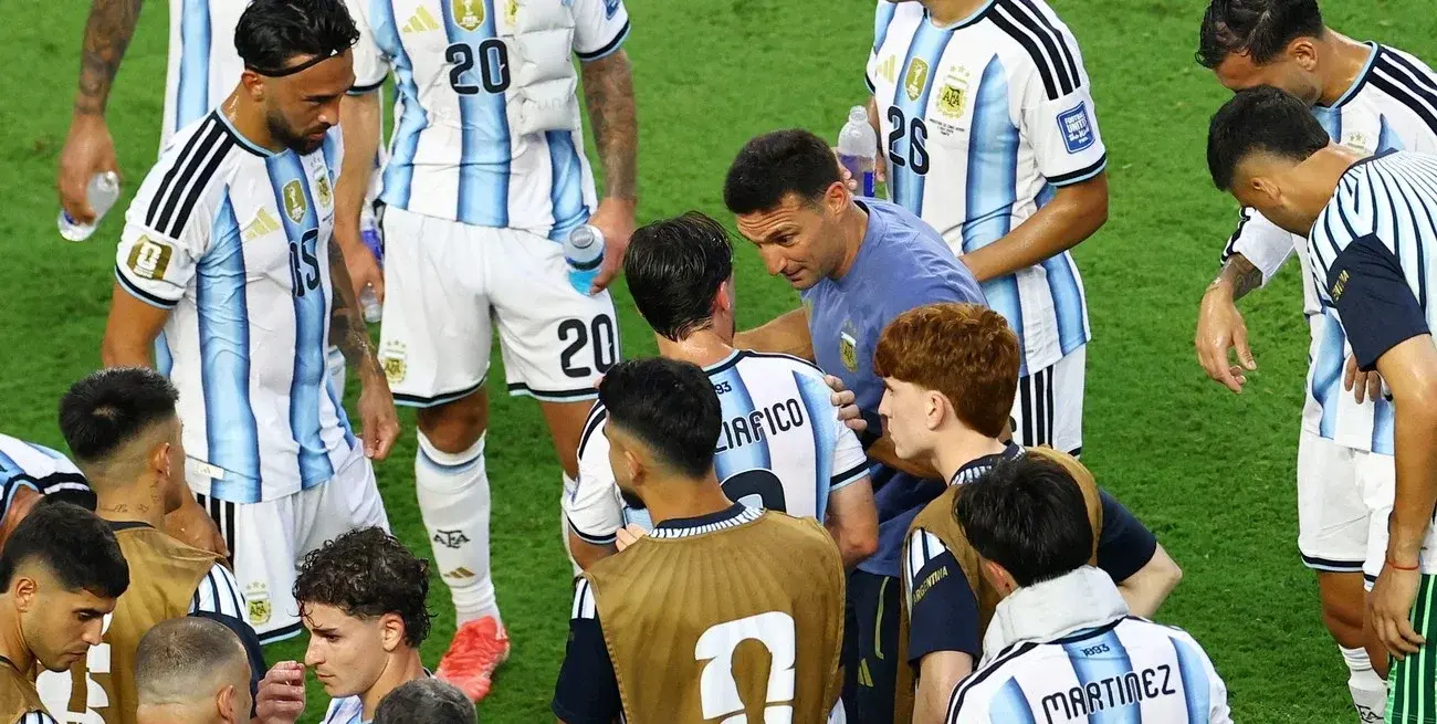 Lionel Scaloni analiza variantes para el duelo entre Argentina y Egipto por los octavos de final. Foto: Reuters