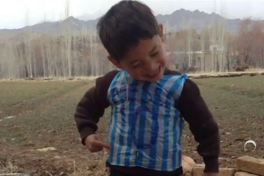 “Por favor, sálvenme”: el desgarrador pedido del niño afgano fan de Messi que le teme a los talibanes