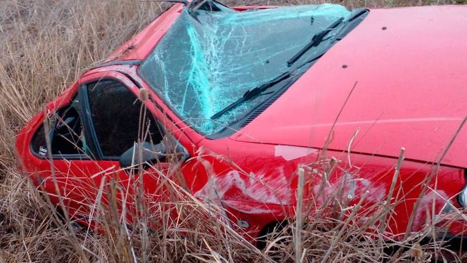 Hospitalizaron a joven que resultó herido tras volcar su auto en la Ruta 18