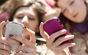 Las redes sociales (por la noche) deprimen y engordan