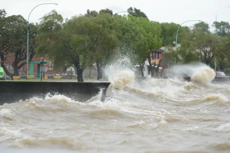Se registran desbordes del Río de la Plata en Quilmes y en San Fernando.