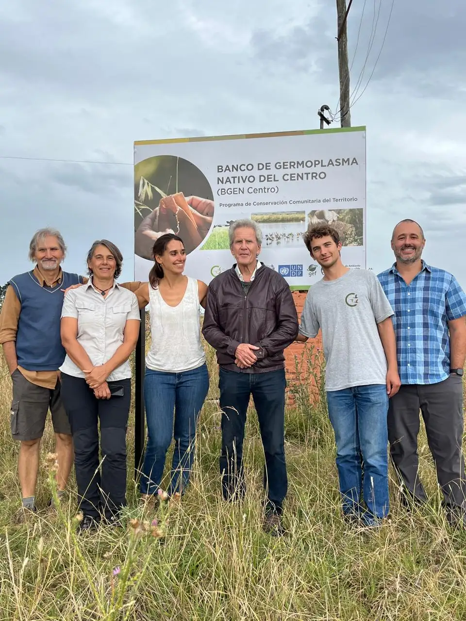 James Aronson, especializándose en restauración ecológica, en su vista a Tandil.