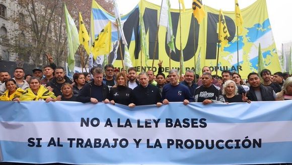 Protesta en el Congreso contra la Ley Bases: Fernando Gray hizo rancho aparte y marchó con su propia columna