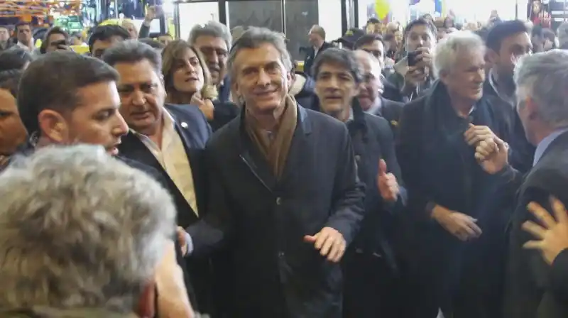 Macri desbordado por el público en La Rural