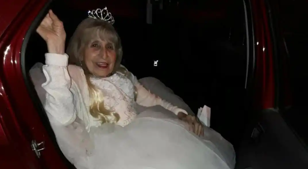 Adela tiene 90 años y cumplió el sueño de tener su fiesta de 15