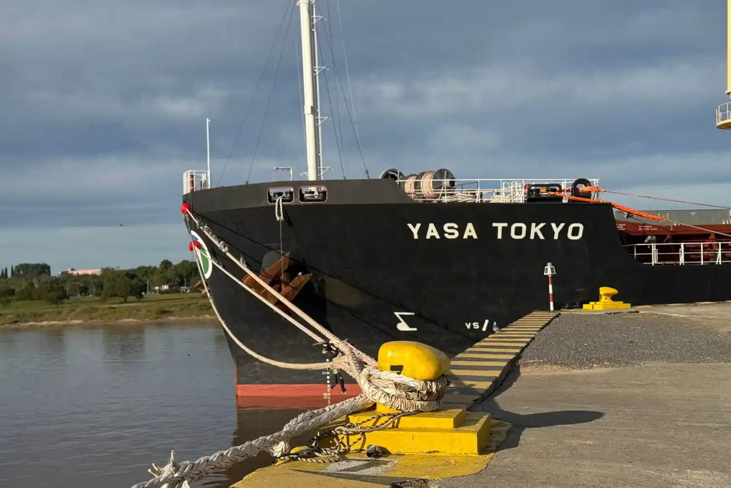 El Yasa Tokyo está amarrado en el muelle elevador.