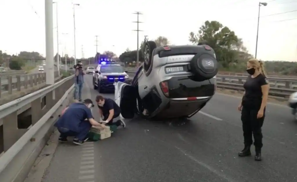 Rosario: impresionante vuelco de un vehículo en avenida Circunvalación