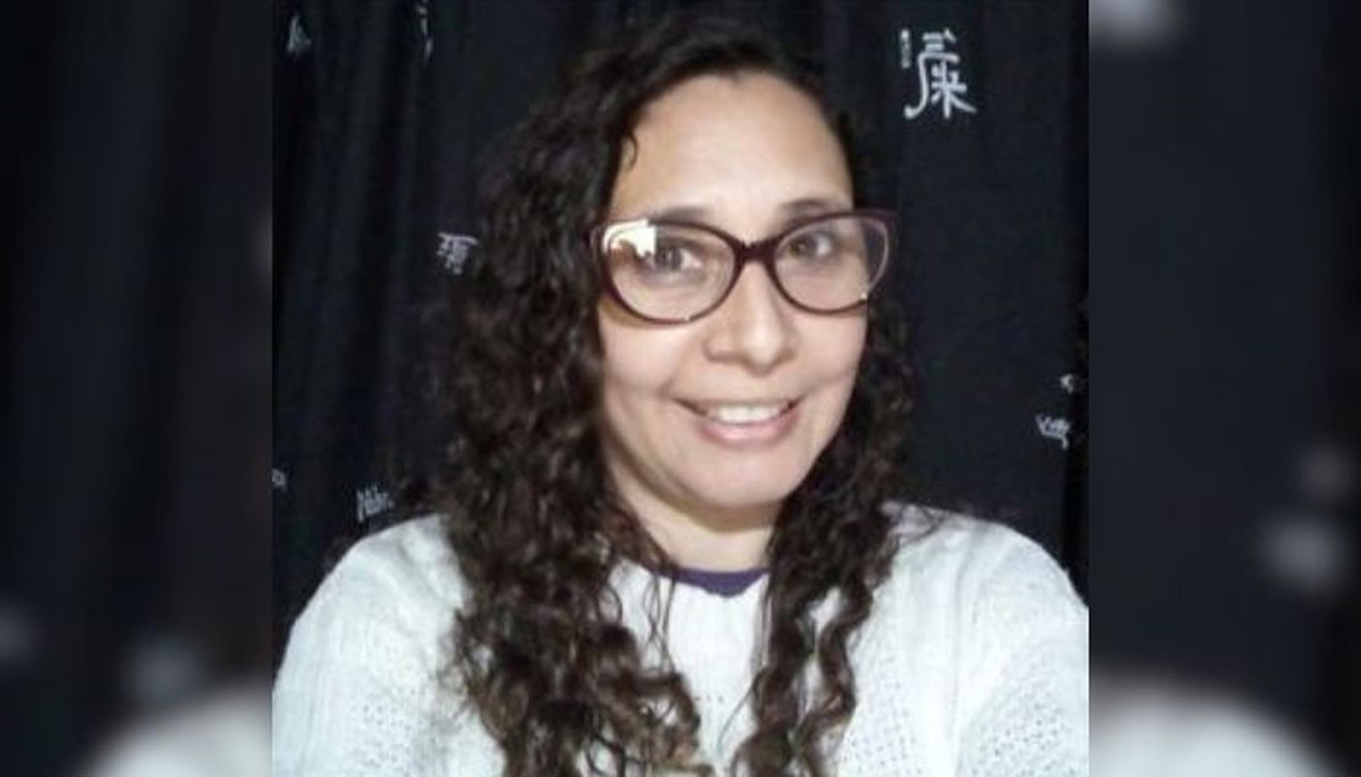 Buscan lentes con estuche rojo