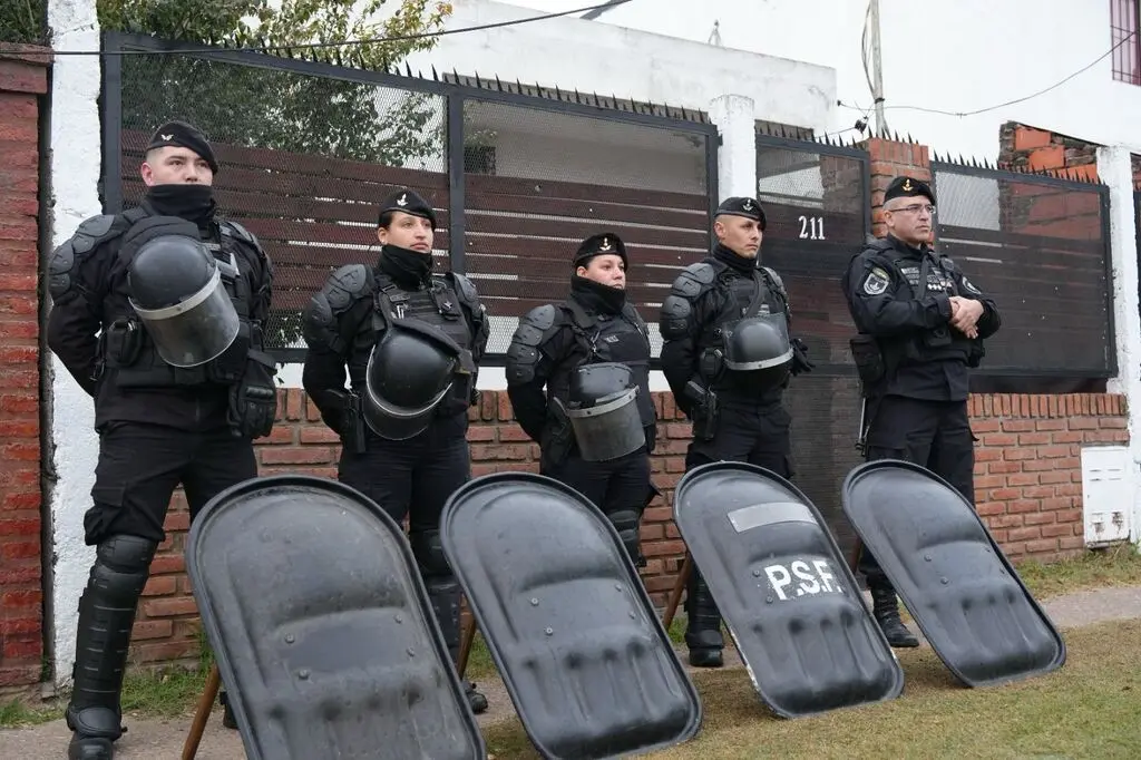 Los operativos se realizaronen el marco de una investigación coordinada entre el Ministerio Público de la Acusación, el Ministerio de Justicia y Seguridad y las fuerzas policiales provinciales y federales.