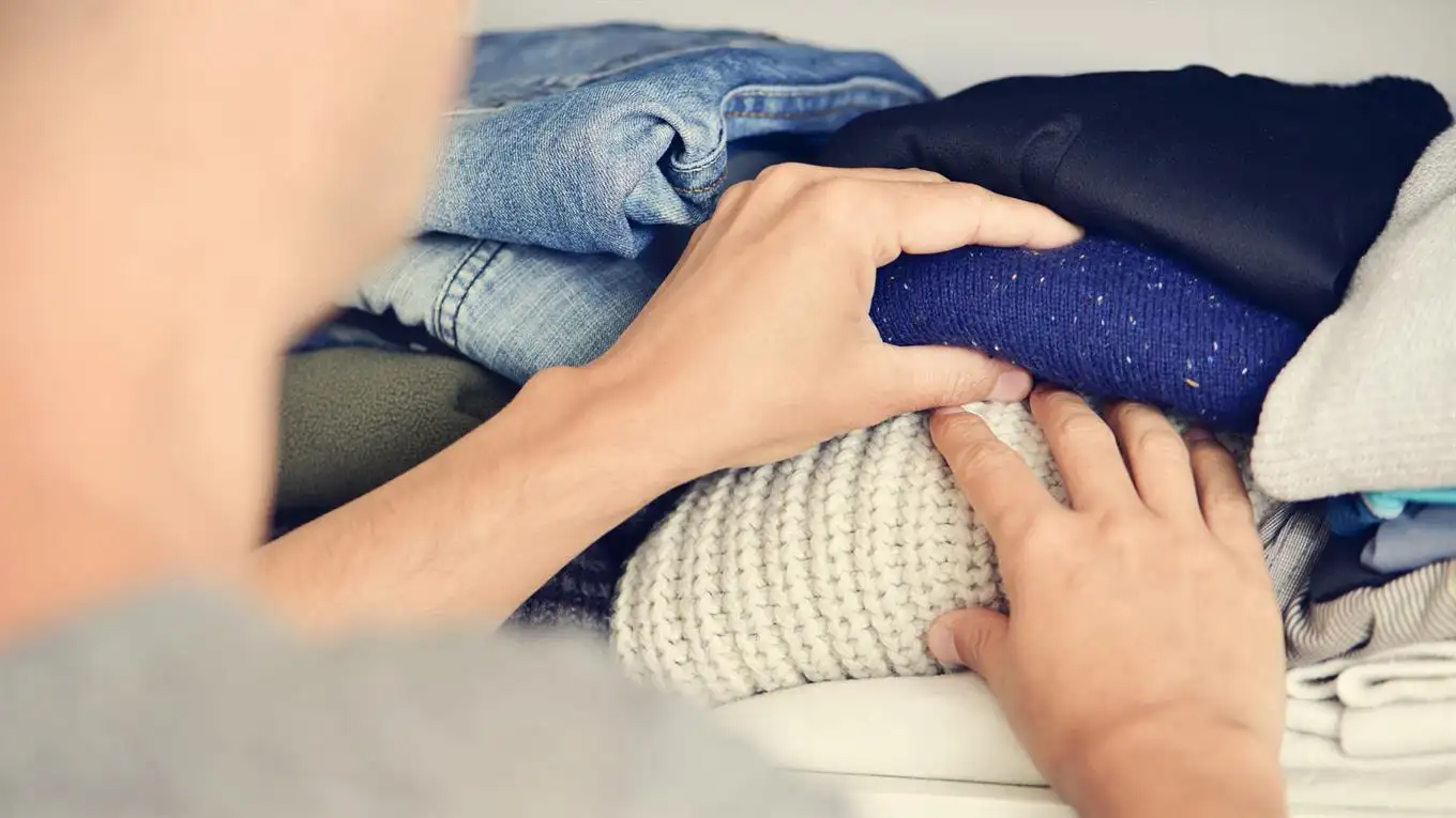Cómo eliminar las manchas difíciles de los sweaters antes de guardarlos