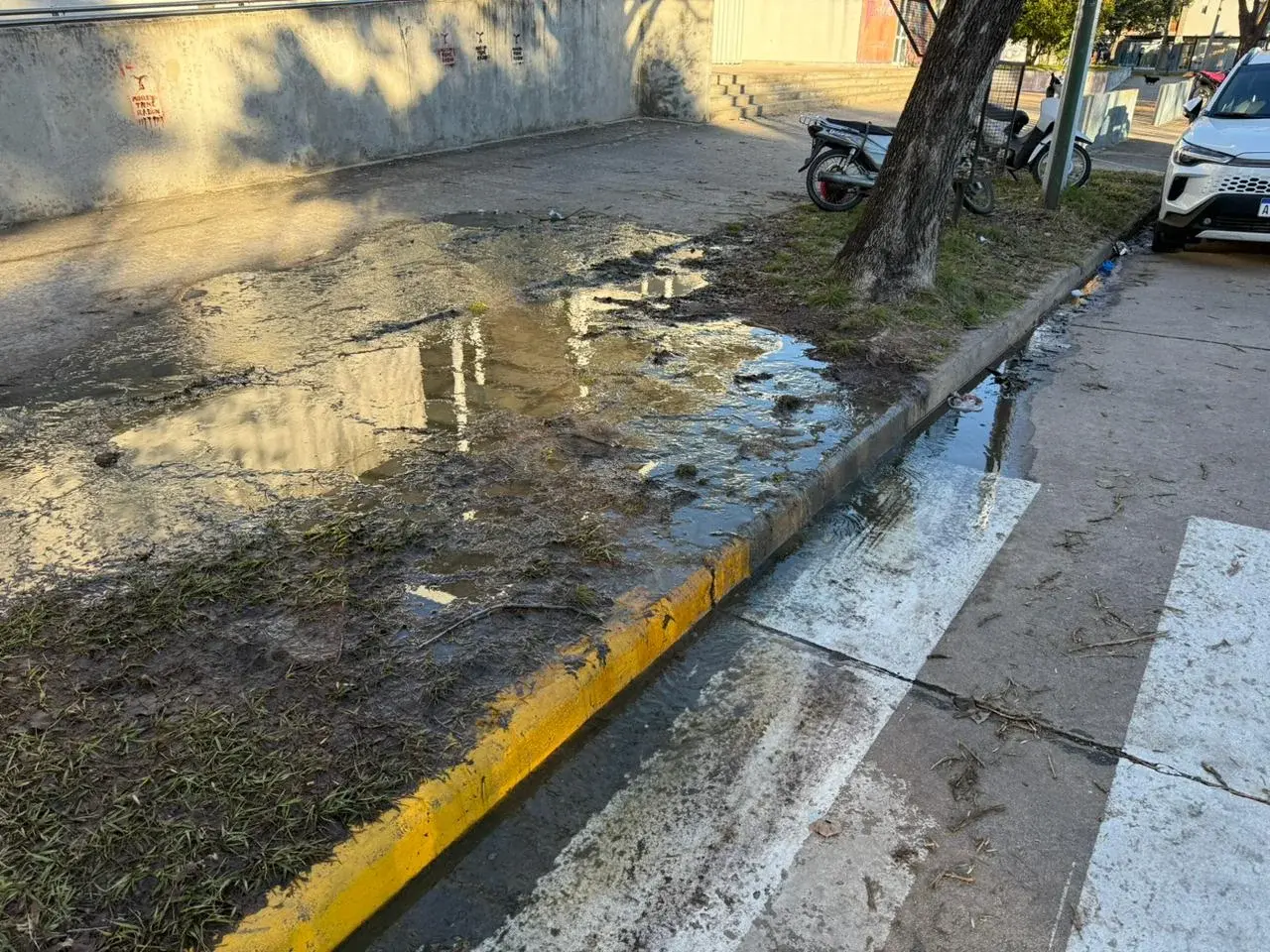 Reclamaron por una pérdida de cloaca frente al ISP2: aseguraron que “el olor es irrespirable”