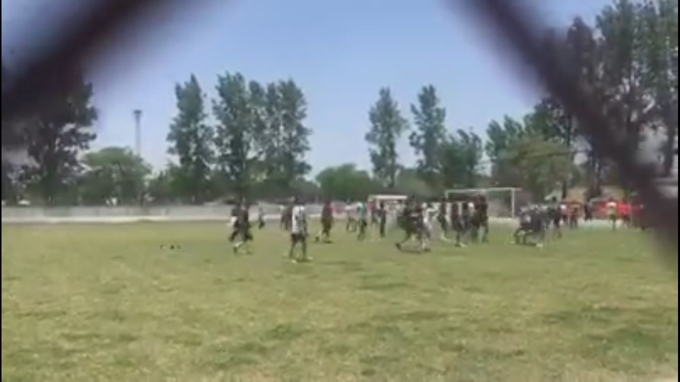 El encuentro entre los juveniles de Sarmiento de Hasenkamp y Arsenal de Viale terminó en una batalla campal