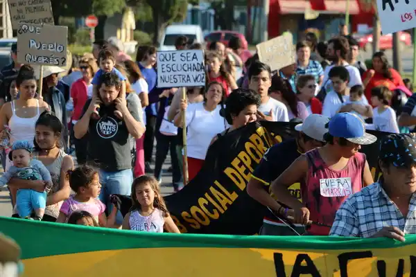 Un grupo de vecinos protestó y se movilizó en contra de Amarras 
