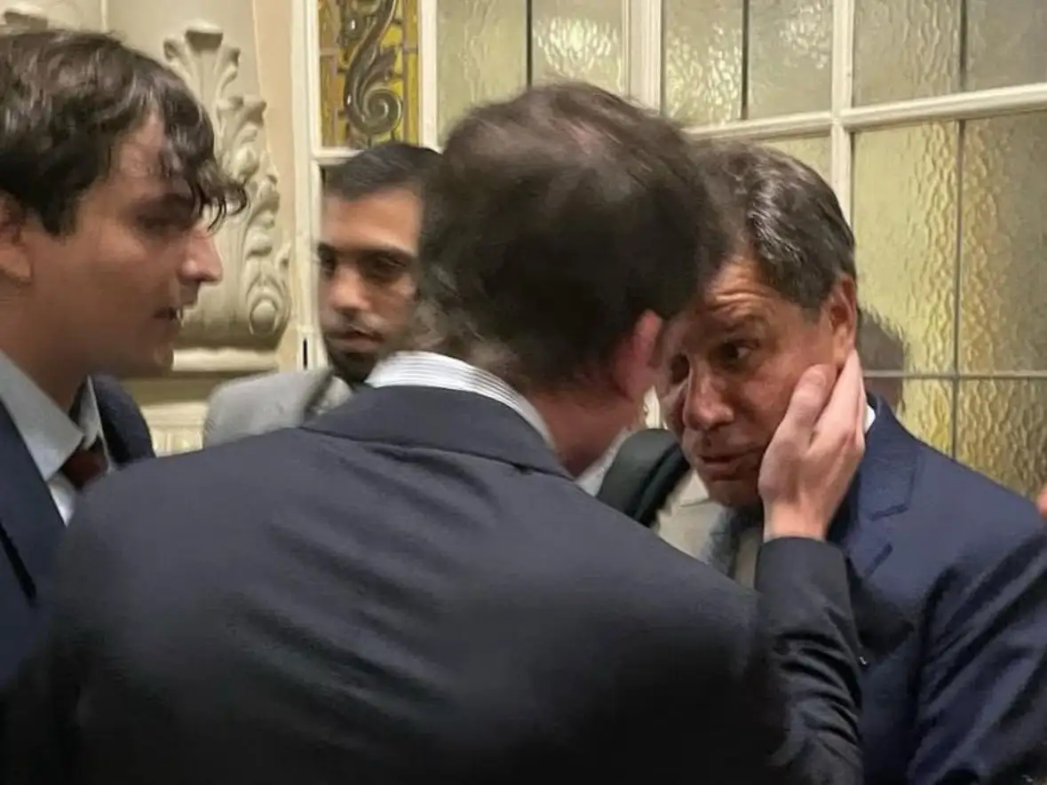 Las imágenes del enfrentamiento quedaron grabadas por las cámaras de seguridad del Congreso.