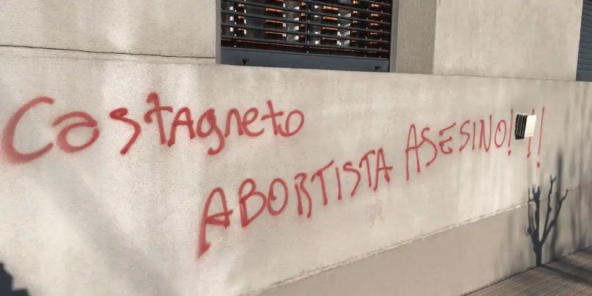 El diputado Castagneto denunció aparición de pintadas en su casa: "Abortista asesino"