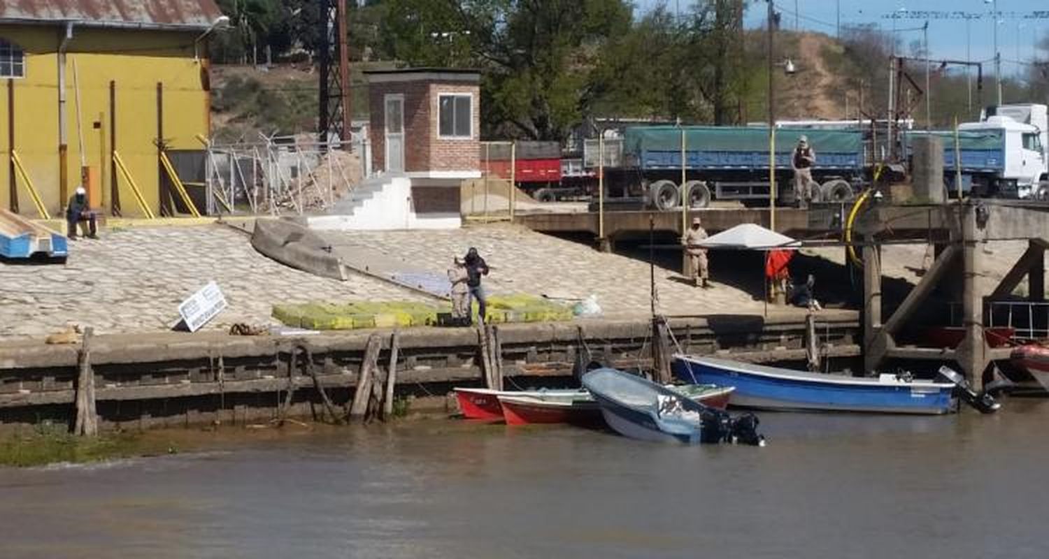 Operativo en el puerto con al menos dos detenidos que cargaban bultos de cigarrillos de contrabando en el río Paraná