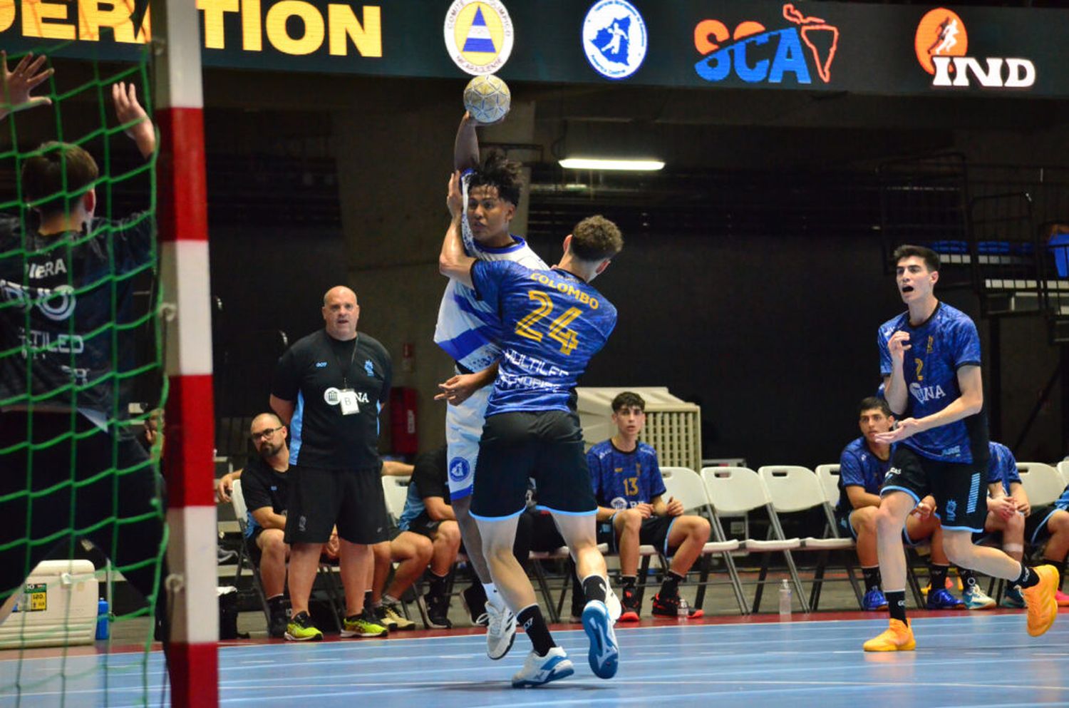 El arquero Simón Viera fue titular. (Foto: CAHandball)