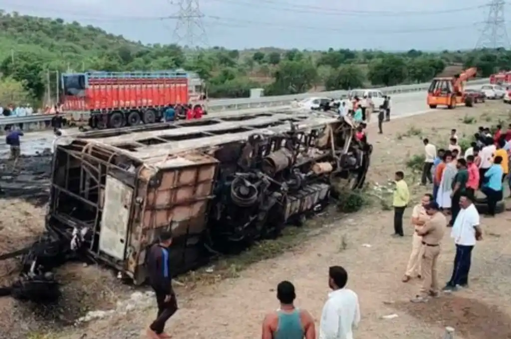 Un colectivo chocó contra un poste, volcó y se prendió fuego en la India: hay al menos 25 muertos