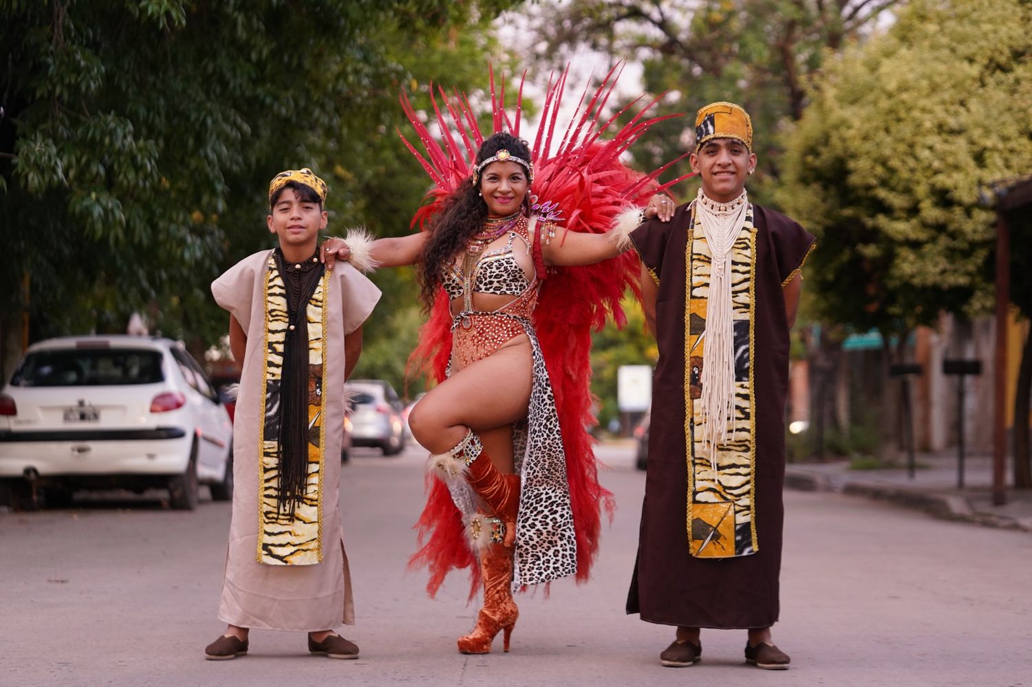 Débora juntos sus hijos, Mateo y Samir, que heredaron la pasión por la comparsa y el carnaval.