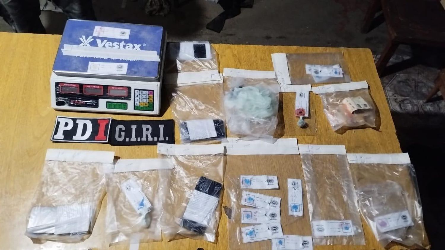 Detuvieron a dos hombres en la zona oeste con droga en una serie de allanamientos