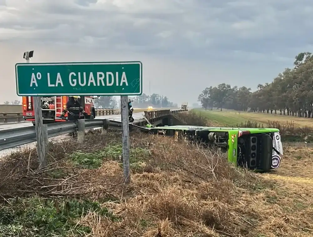 El colectivo de Via Tac volcado al costado de un puente en la Ruta 7.
