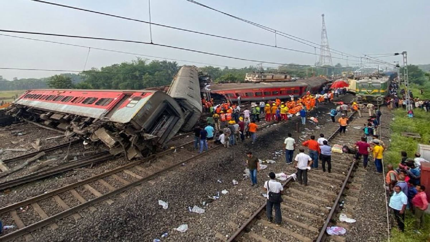 ¡»QUIERO OLVIDAR ESAS IMÁGENES»! Los terribles detalles del choque de trenes en la India