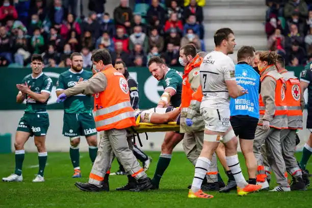 Calles saluda a Chocobares, que se retira en camilla tras un fuerte golpe.