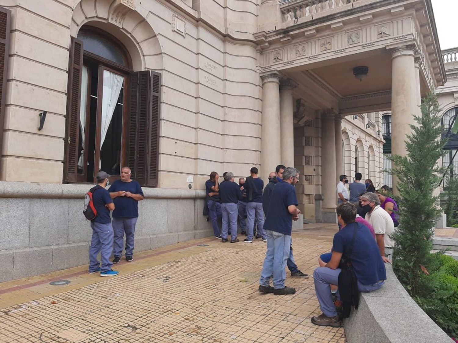 Trabajadores de Tandilceram aguardan en la puerta de la Municipalidad a que termine la reunión