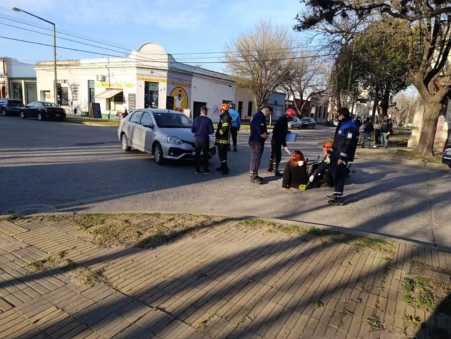 Los servidores públicos atendiendo a la mujer accidentada.
