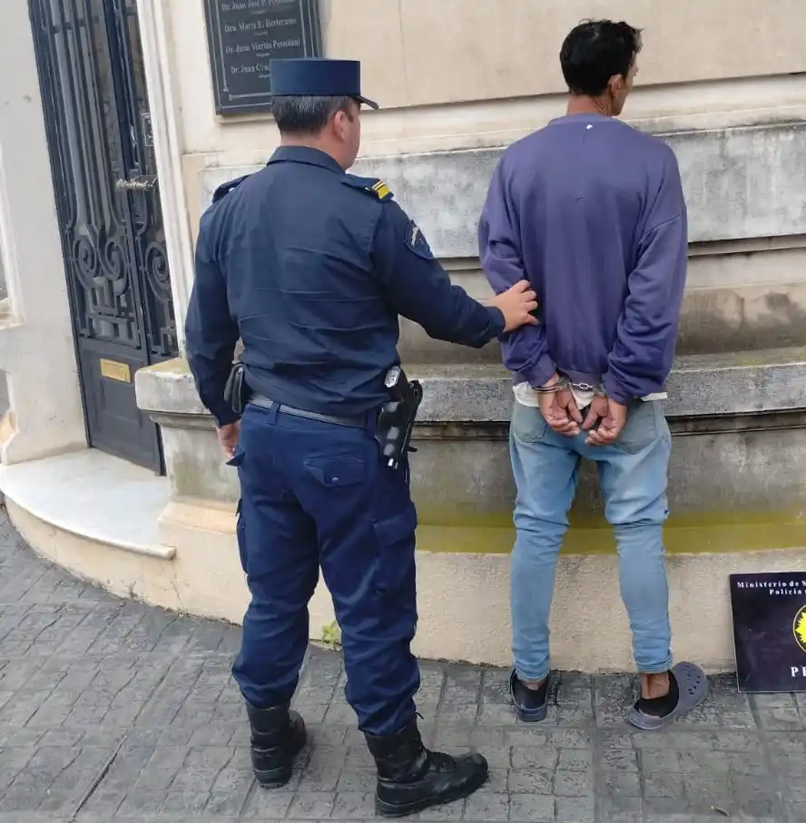 Personal policial detuvo a un individuo con un televisor robado