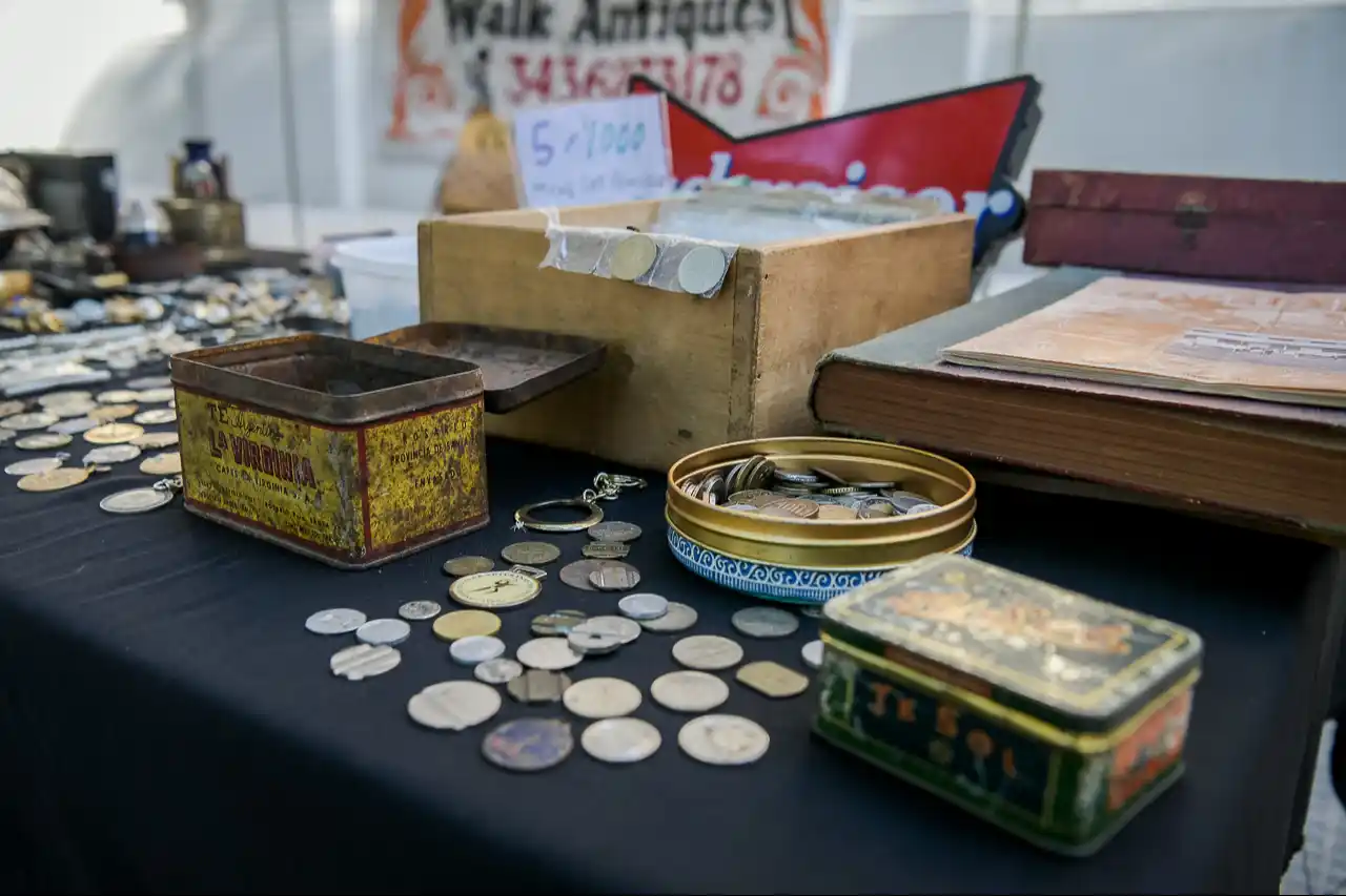 La “Feria con Historia” fortalece a emprendedores anticuarios y suma identidad a Plaza Carbó