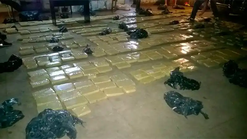 Se tirotearon con la Policía y abandonan un auto con casi 600 kilos de marihuana