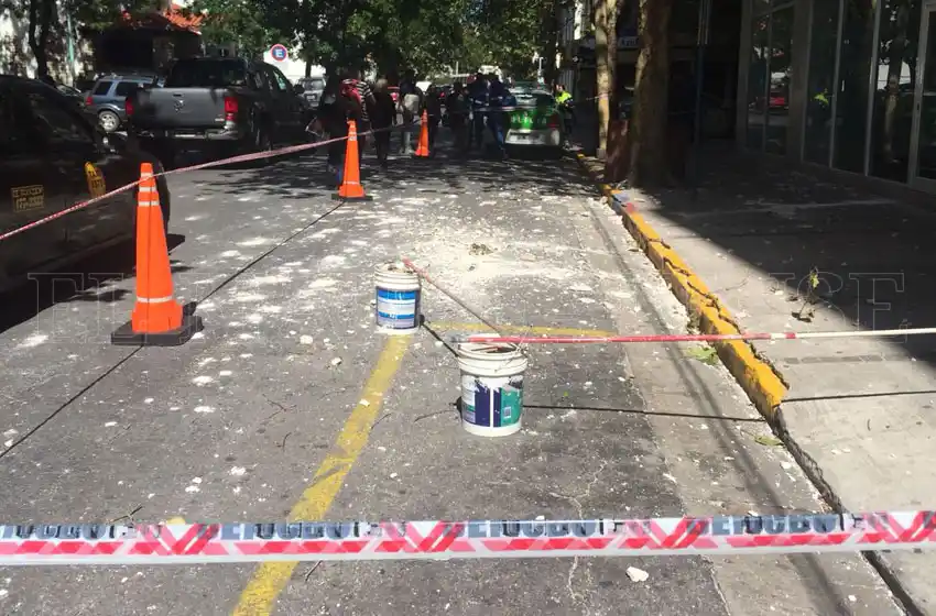 Una mujer fue hospitalizada tras sufrir la caída de un balcón