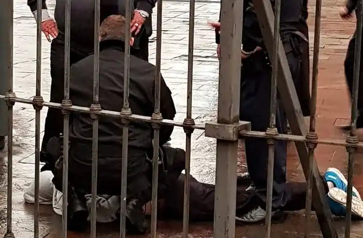 Un hombre intentó entrar a la Casa Rosada, saltó la reja y fue detenido: estaba armado