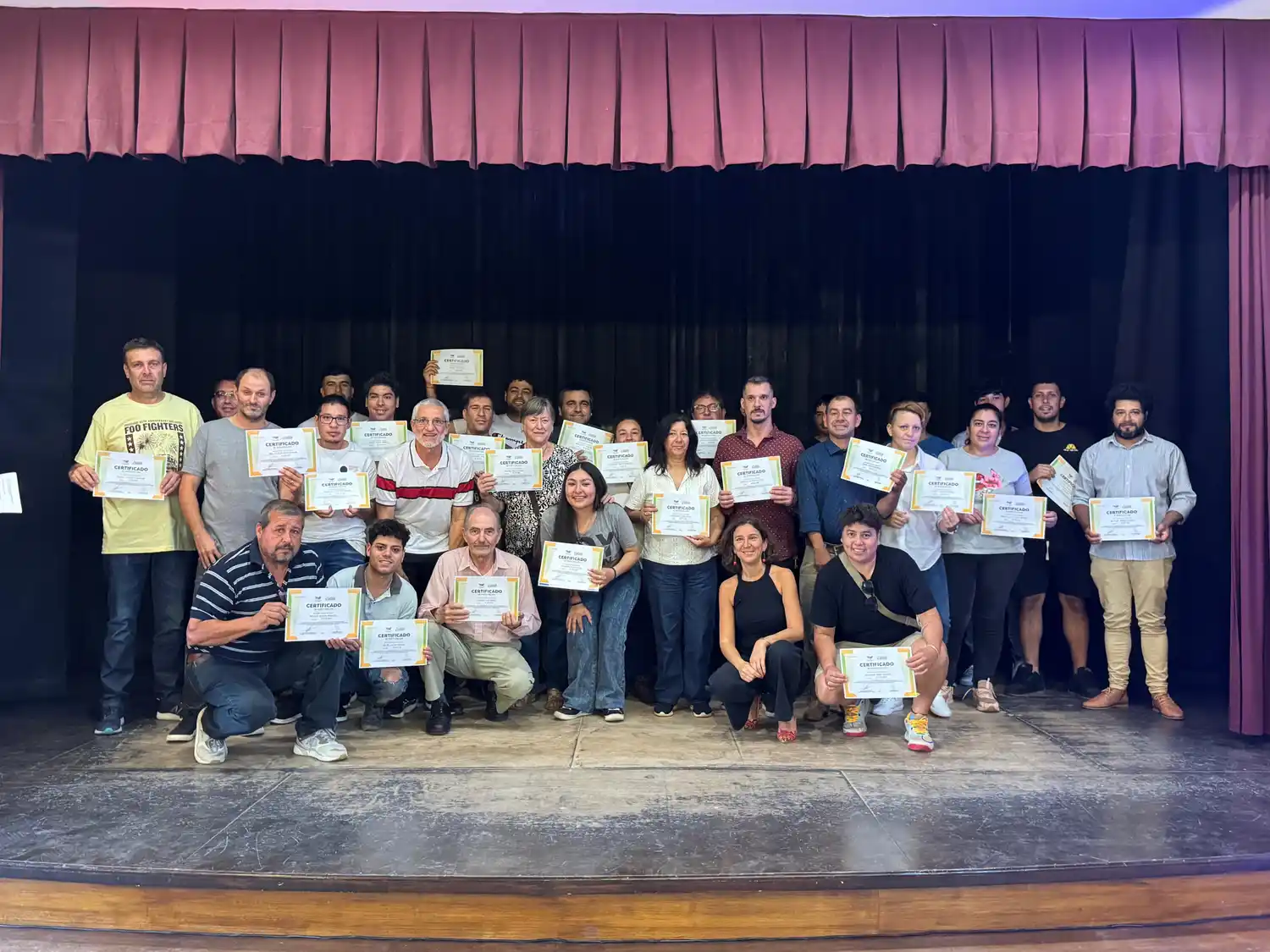La senadora junto a un grupo de cursantes que recibieron el correspondiente diploma.