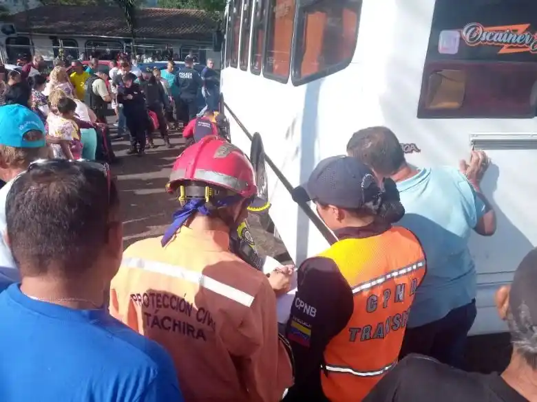 ACCIDENTE FATAL: abuela muere atropellada por una buseta en San Cristóbal (Fotos)