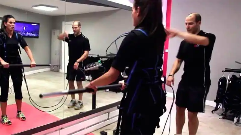 Una joven quedó en terapia intensiva por practicar "electrofitness"