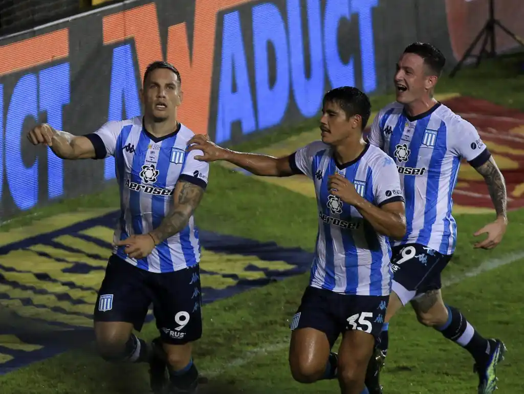 Racing festejó con un  penal polémico en el final