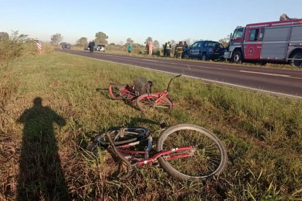 Choque y vuelco en Ruta 11: dos chicos iban en bicicleta y fueron atropellados