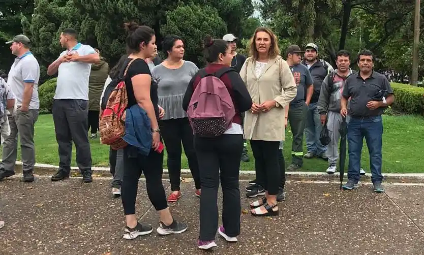 Campagnoli junto a un grupo de trabajadores despedidos, en la Plaza 12 de Octubre.