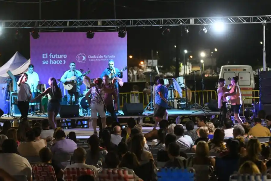 El sábado por la noche, desde las 21:30, en el Centro Recreativo Metropolitano “La Estación”, tuvo lugar la segunda noche del Festival de Folklore, organizado por la Municipalidad de Rafaela, a través de la Secretaría de Cultura.