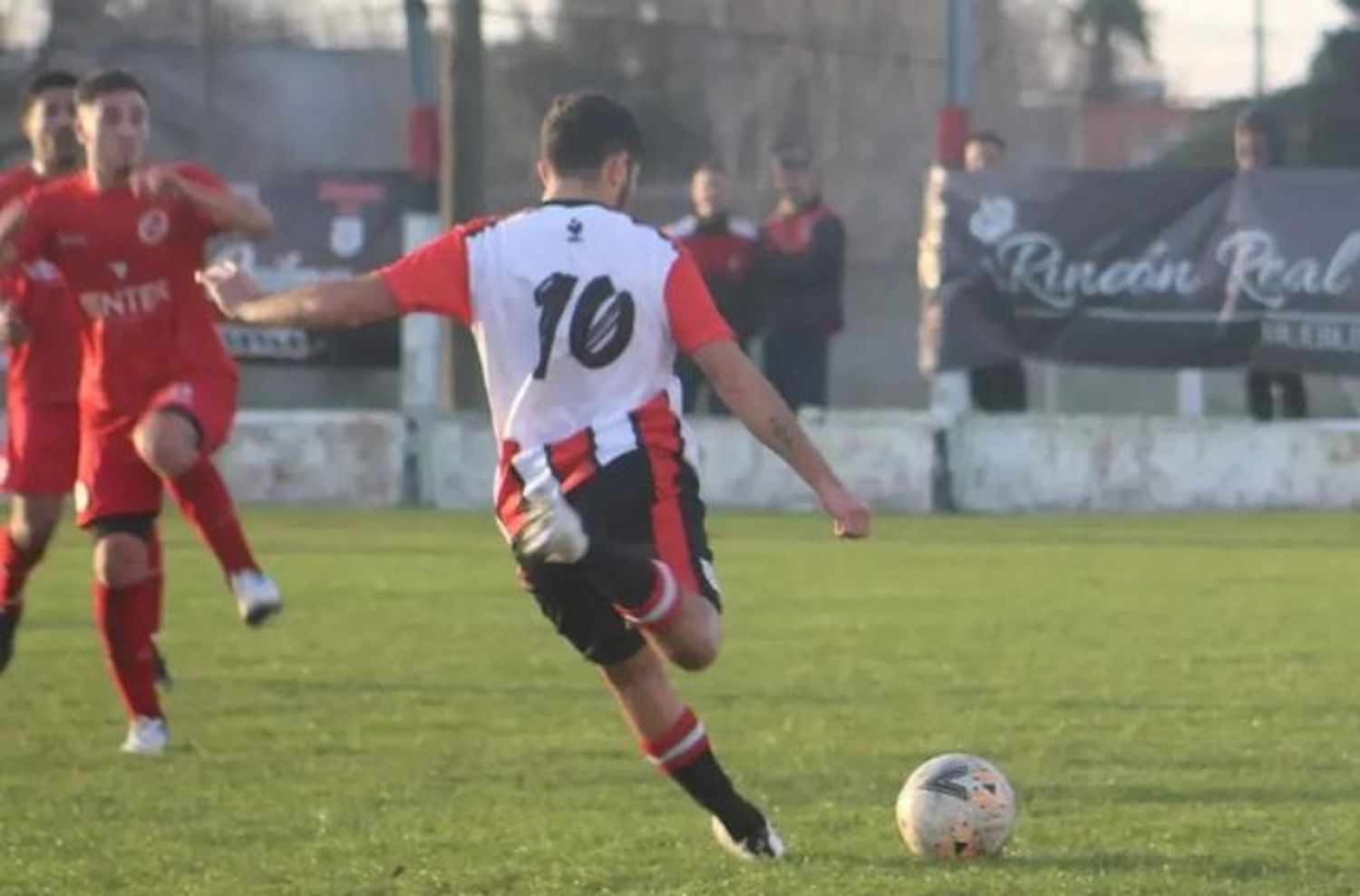 Vuelve el fútbol local: los líderes quieren sostenerse