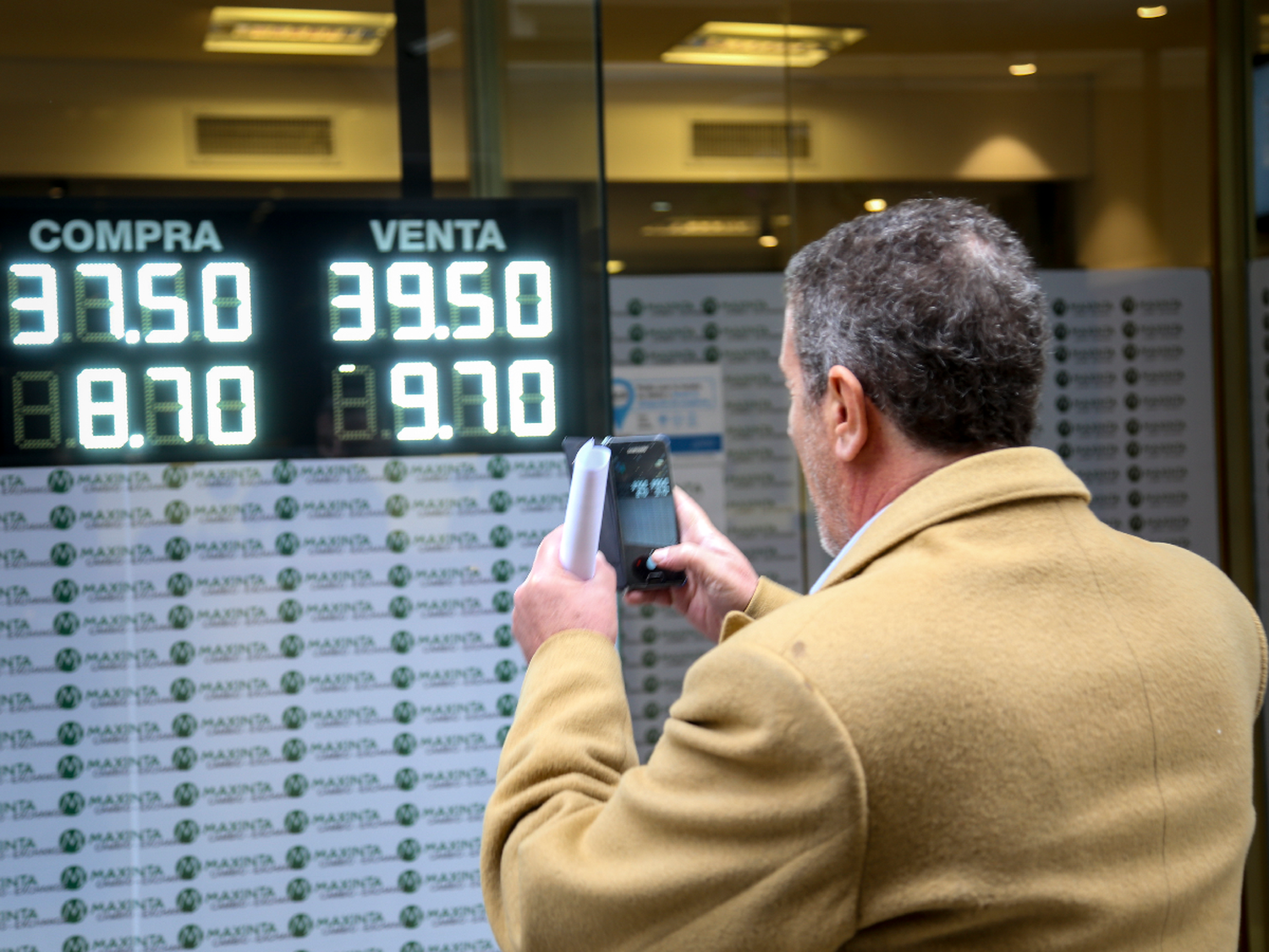 El dólar sube tras los anuncios políticos y económicos de Macri
