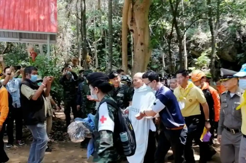 Entró a meditar a una cueva y quedó atrapado bajo el agua durante cuatro días