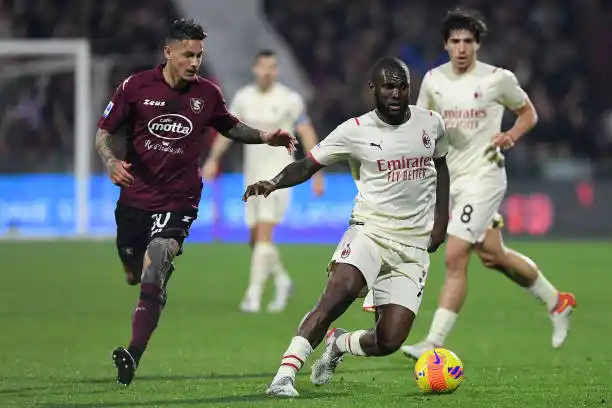 El líder Milan empató con último de la tabla