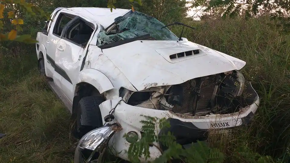 Una camioneta volcó con tres personas a bordo y se salvaron de milagro
