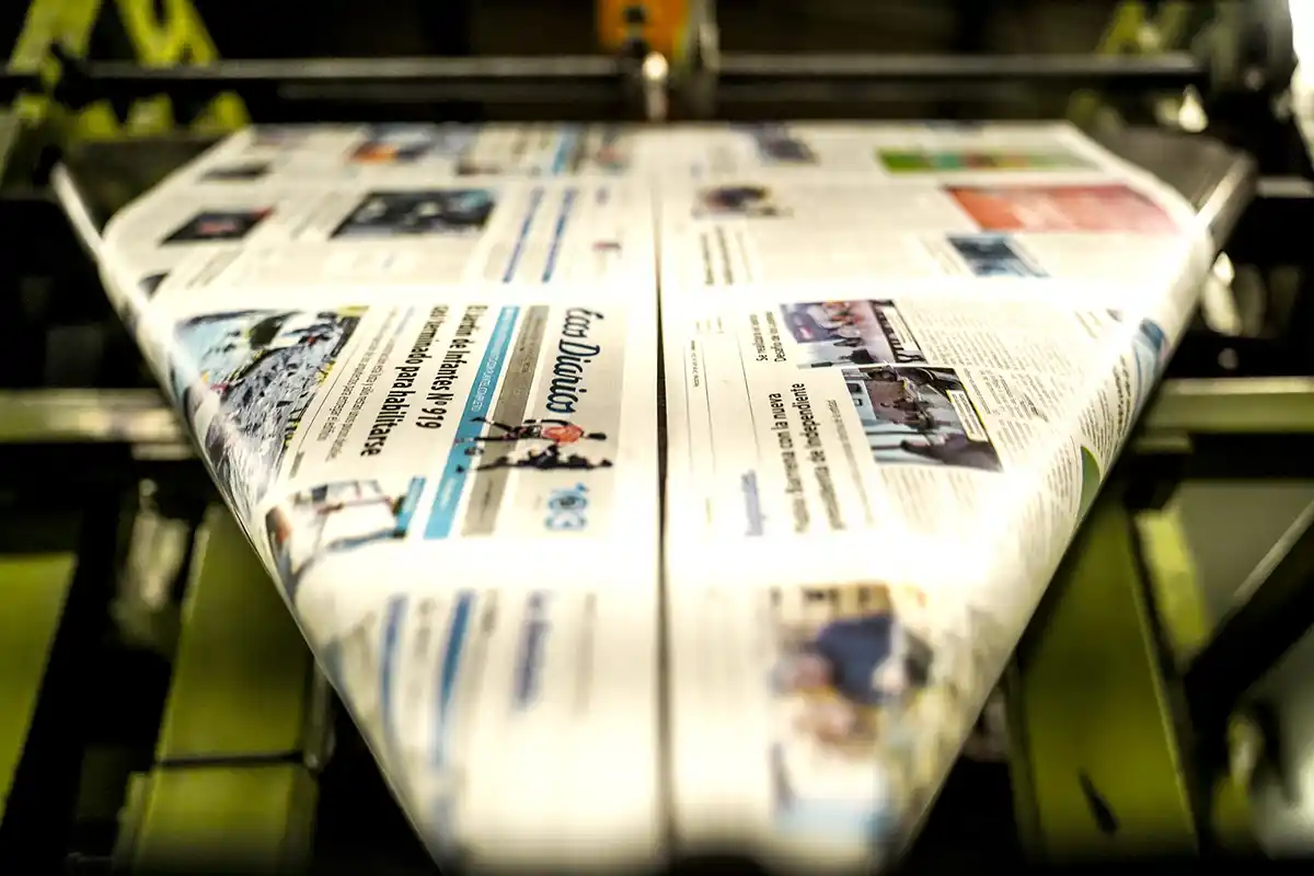 No se detiene. La dobladora sigue su trabajo diario imprimiendo una nueva tapa en estos 103 años.