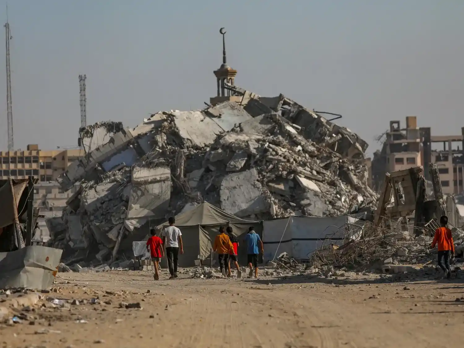Israel bombardea la ciudad de Gaza y otros puntos del centro y sur de la Franja - EFE