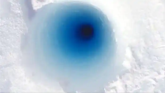 El extraño sonido que sale de un agujero en el hielo de 130 metros de profundidad